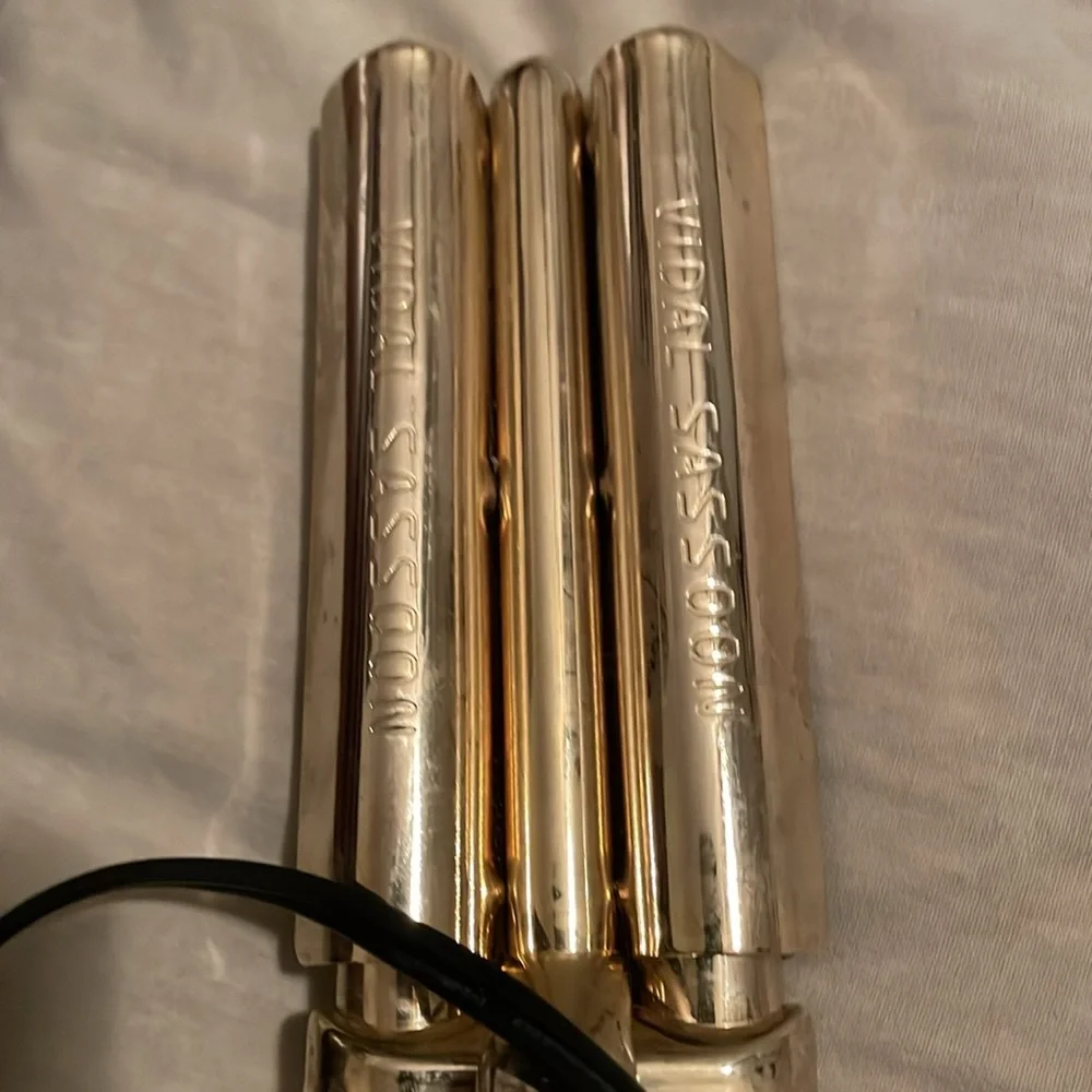 VIDAL SASSOON GOLD SERIES HAIR WAVERS/High & Low heat settings. Heats to 210 VNT